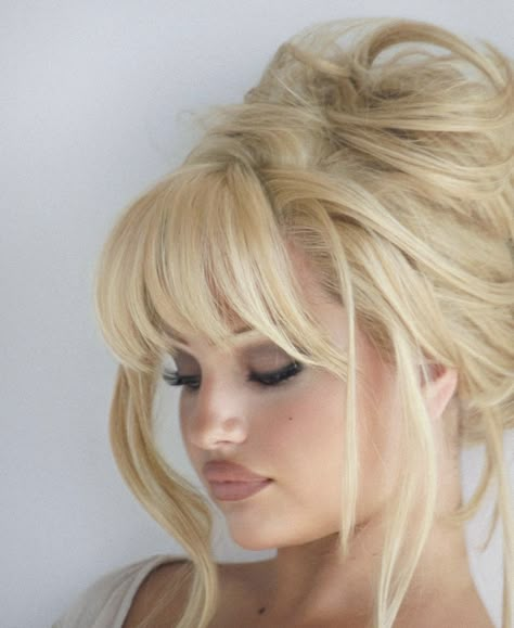 Best 90s Hairstyles, Blonde Bombshell Hair Vintage, Rocker Gf Hair, 60s Blonde Hair, Blonde Layered Hair With Bangs, Blonde Y2k Hair, Ingenue Hairstyle, Fluffy Curled Hair, Hair Bump Hairstyles