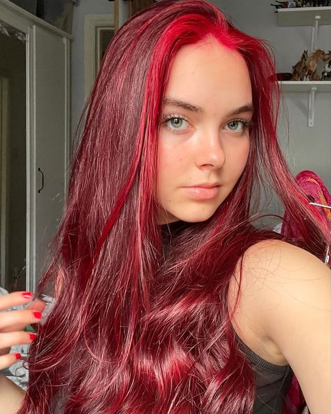 Bright And Dark Red Hair, Dark And Bright Red Hair, Dark Red To Bright Red Ombre, Dark And Light Red Hair, Dark Bright Red Hair, Dark Red Hair With Light Red Highlights, Light To Dark Red Hair, Red Hair Morenas, Bright Red Hair Aesthetic