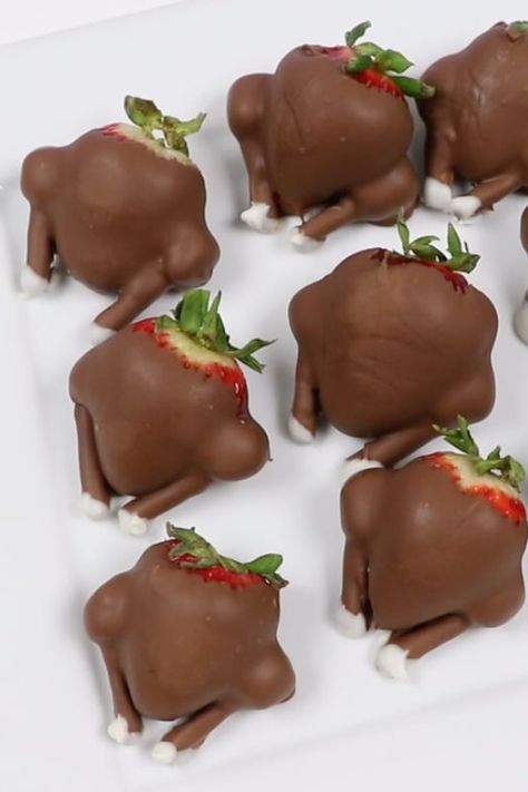 We Can't Stop Laughing at These Chocolate-Covered-Strawberry Turkeys — Here's How to Make Them Turkey Dessert Ideas, Chicken Themed Desserts, Turkey Strawberries, Strawberry Turkeys, Turkey Dessert, Chocolate Turkeys, Turkey Desserts, Thanksgiving Chocolates, Chocolate Turkey