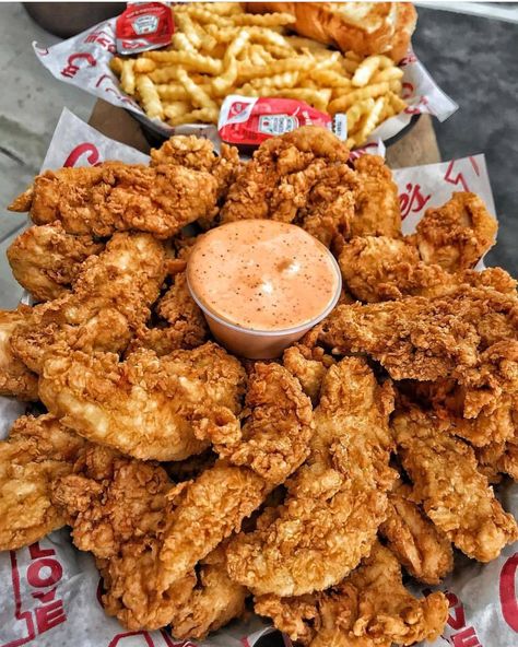 Chicken Tenders And Fries, Tenders And Fries, Junk Food Snacks, Food Babe, Food Therapy, Ayam Goreng, Läcker Mat, Yummy Comfort Food, Deilig Mat