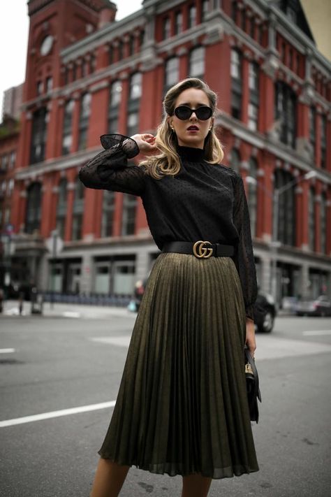 The One Clothing Item That Will Be Your Holiday Season MVP Pleated Outfit, Metallic Midi Skirt, Green Pleated Skirt, Pleated Skirt Outfit, Skirt Diy, Black Mock Neck, Metallic Skirt, Fashion Blogger Style, One Clothing