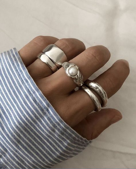 Ohrknorpel Piercing, Chunky Silver Jewellery, Dope Jewelry, Stacked Jewelry, Jewelry Lookbook, Funky Jewelry, Jewelry Inspo, Dream Jewelry, Pretty Jewellery