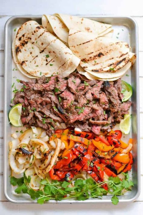 Skirt Steak Fajitas and The Greatest Quick and Healthy Meals Ever! Skirt Steak Fajitas, Mexikansk Mat, Steak Fajita Recipe, Steak Sandwiches, Resep Diet, Fajita Recipe, Steak Fajitas, Skirt Steak, Deilig Mat