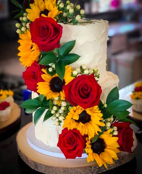 Sunflower and Rose Wedding Inspiration | Bridal Shower 101 Sunflower And Rose Wedding, Red Sunflower Wedding, Red Roses And Sunflowers, Rose Wedding Decorations, Rose Wedding Theme, Sunflower Wedding Cake, Sunflowers Roses, Sunflower Wedding Decorations, Rustic Sunflower Wedding