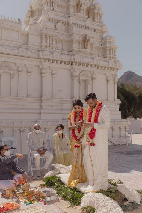 Hindu Wedding Aesthetic, South Indian Temple Wedding, Hindu Temple Wedding, Vedic Wedding, Indian Wedding Photoshoot, Hindi Aesthetic, Hindi Wedding, Indian Wedding Aesthetic, Wedding Vogue