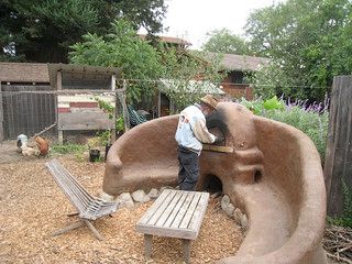 Cob Bench, Cob House Plans, Cob Oven, Cob Building, Earth Bag Homes, Earth Bag, Mud House, Earthship Home, Outdoor Oven