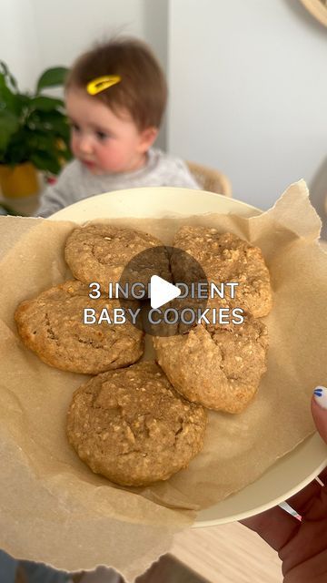 JESS BLOOM | Online Nutrition Coach👩🏻‍🍳 on Instagram: "Another weaning recipe you need in your locker! This time we’re going for a tasty SNACK! 3 ingredient cookies 😍  *these are suitable for weaning babies who have been tested for a peanut allergy!!*  So good to keep in an airtight container for a few days (doesn’t have to be in the fridge) and a lovely soft texture for your babe! Full of fibre as well ✨  Ingredients (makes 6) 2 ripe bananas 40g smooth peanut butter (look for one which is 100% peanuts!) 40g oats Tsp baking powder  Blitz the ingredients (or you can mash in a bowl! But you ideally want the oats to be ground slightly) add the dollops to a lined baking tray and bake for around 8 minutes (in a preheated 190 degree oven)  They don’t take too long to cool, let your baby have Oat Peanut Butter Cookies, Peanut Butter Baby, Peanut Butter Banana Oats, Peanut Butter Banana Cookies, Daycare Meals, 3 Ingredient Cookies, Smooth Peanut Butter, Peanut Butter Bread, Peanut Butter Snacks