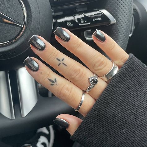 Almond Shape Designs, Glossy Black Nails, Black Nail Ideas, Black Chrome Nails, Black French Manicure, Black French Nails, Classy Minimalist, Chrome Nails Designs, Classic French Manicure