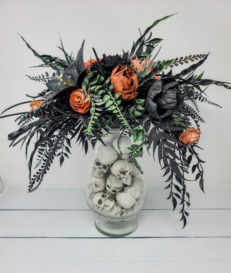 Halloween Wedding Activities, Halloween Vases Diy, Halloween Floral Arrangements Diy, Spooky Flower Arrangements, Fun Floral Arrangements, Halloween Flower Arrangements, Halloween Floral Arrangements, Halloween Vase, Tattoo Garden