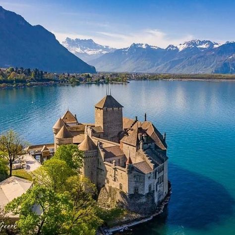 Love Of Switzerland on Instagram: “This is the Château chillon at Lac Léman (lake Geneva). Lac Léman is the biggest lake in Switzerland and has some amazing scenery, those…” Champery Switzerland, Teagan Core, Swiss Summer, Chillon Castle, Lake Geneva Switzerland, Montreux Switzerland, Switzerland Travel Guide, Switzerland Tourism, Beautiful Switzerland