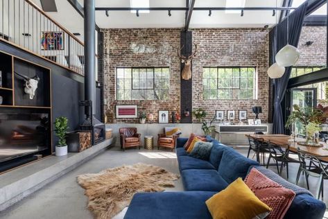 Loft Estilo Industrial, Loft Apartment Decorating, Warehouse Apartment, Warehouse Loft, Warehouse Living, Converted Warehouse, Warehouse Conversion, Warehouse Home, Loft Industrial