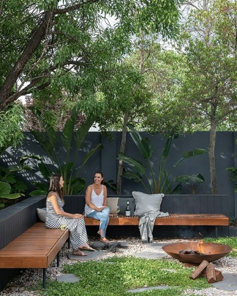 a modern backyard with a long corner wooden bench, a fire pit and lots of plants all around Reka Bentuk Landskap, Backyard Seating, Desain Lanskap, Modern Backyard, Landscape Designs, Backyard Inspiration, Outdoor Gardens Design, Backyard Garden Design, Apartment Garden