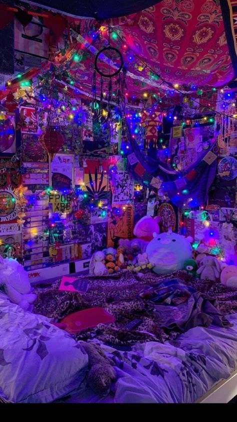 Room Ideas Cluttercore, Psycadelic Room Aesthetic, Hippie Dorm Room Ideas, Street Room Aesthetic, Weird Core Room, Weirdcore Bedroom, Rave Room, Weirdcore Room, Hippie Rooms