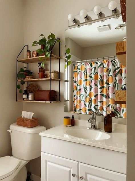 Peach Shower Curtain Bathroom, Small Organized Bathroom, Half Bathroom Theme Ideas, Bright Colorful Bathroom Ideas, Boho Bathroom Ideas Small Apartment, Functional Bathroom Decor, Small Bathroom Decor Ideas On A Budget, Colorful Bathroom Decor Ideas, Peach Bathroom Ideas