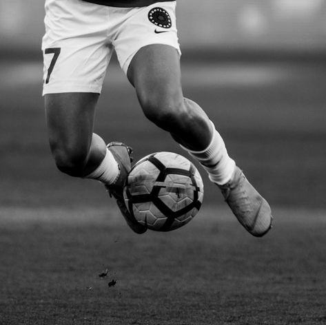 Aesthetic Football Pictures, Soccer Emoji, Us Womens Soccer, Soccer Backgrounds, Soccer Pro, Goals Videos, Soccer Goals, Soccer Photography, Tobin Heath