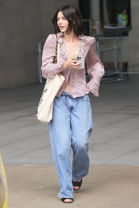 Gracie Abrams Found the Best Shirt to Wear With Baggy Jeans | Who What Wear UK Outfit Ideas For Winter, Chic Outfit Ideas, Famous Outfits, Best Shirt, Runway Outfits, Winter Family, Pretty Shirts, Gracie Abrams, Family Events