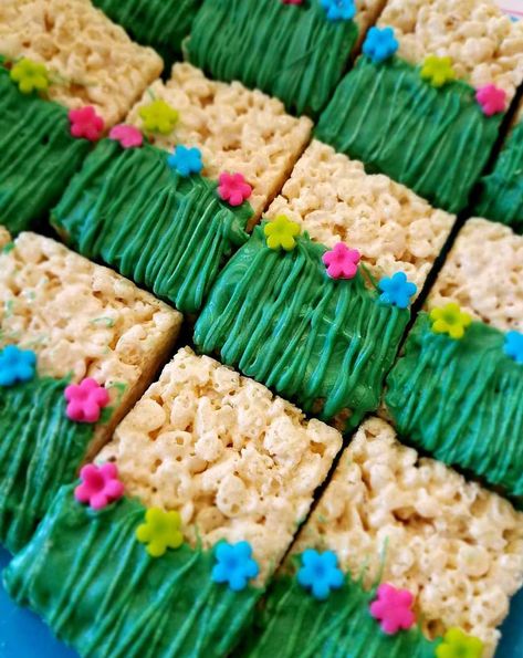 Hawaii Birthday Party, Luau Party Food, Grass Skirts, Moana Birthday Party Theme, Moana Theme Birthday, Festa Moana Baby, Tropical Birthday Party, Luau Party Decorations, Hawaiian Party Decorations