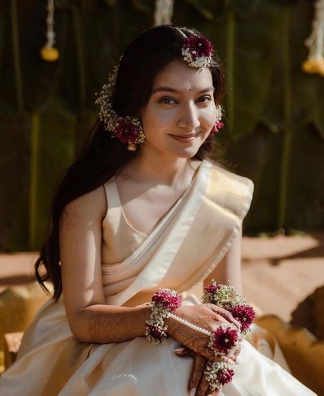 Haldi Ceremony Outfit Bengali, Bridal Haldi Outfit Indian Simple, White Saree Haldi Look, Haldi Look With Flower Jewellery, Simple Haldi Bride, Haldi Makeup For Bride, White Saree For Haldi Ceremony, Simple Haldi Look For Bride In Saree, White Saree For Haldi