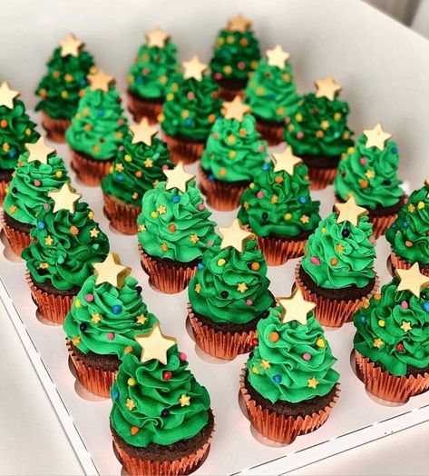 Tree Cupcakes, Christmas Cupcakes Recipes, Christmas Themed Cake, Christmas Tree Cupcakes, Christmas Cake Designs, Cupcake Cake Designs, Wilton Cake Decorating, Christmas Cakes, Christmas Food Desserts