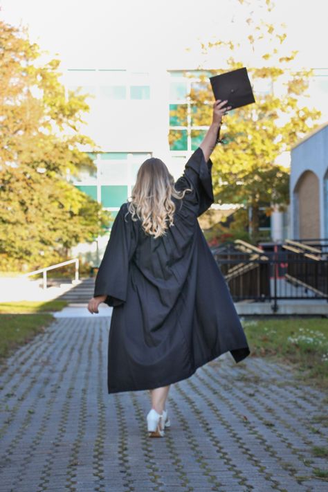 Pre Convocation Photography, Convo Pose Ideas, Graduation Shoot Poses, College Graduation Pictures Plus Size, Graduation Poses Women, Pre Graduation Photoshoot Ideas, Graduation Day Photo Ideas, Convocation Picture Ideas, Graduation Studio Pictures