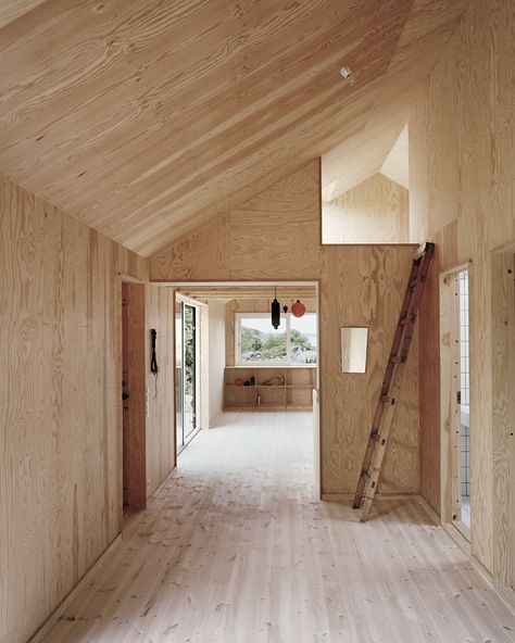 House Morran / Johannes Norlander Arkitektur House Morran / Johannes Norlander Arkitektur (5) – ArchDaily Plywood Interior, Plywood Walls, Cottage Renovation, 아파트 인테리어, Hus Inspiration, Wood Interiors, Contemporary Architecture, House In The Woods, 인테리어 디자인