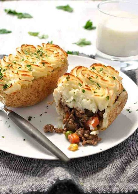 Shepherd's Pie Potato Skins, one cut open Potatoe Skins Recipe, Potato Skin, Baked Potato Recipes, Cottage Pie, Shepherd's Pie, Potato Skins, Shepherds Pie, Baked Potatoes, Beef Dishes