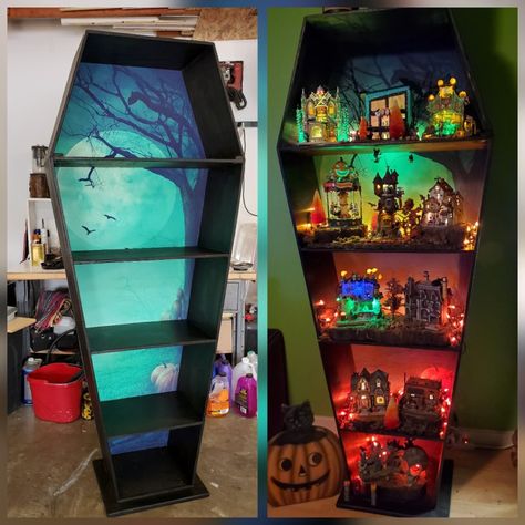 Halloween village coffin bookcase Mini Halloween Village, Halloween Village Diy, Diy Halloween Village, Halloween Villages, Spooky Town Village, Halloween Torte, Halloween Dollhouse, Halloween Village Display, Halloween Furniture