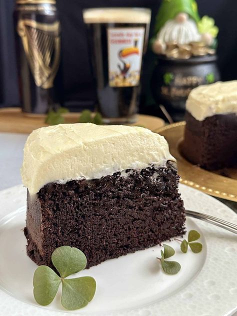 Guinness Chocolate Cake, Guinness Recipes, Irish Cake, Pint Of Guinness, Guinness Chocolate, Irish Desserts, Guinness Cake, Boozy Desserts, Tasty Chocolate Cake