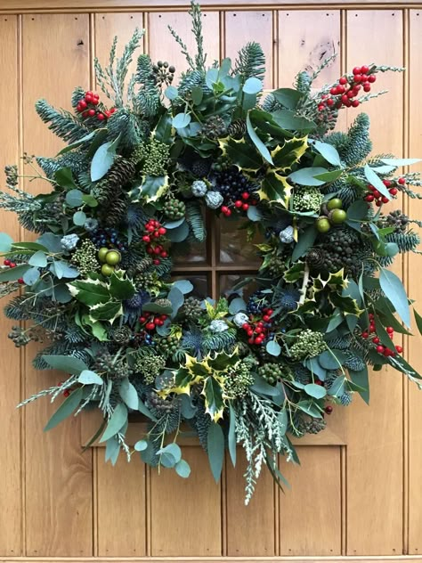 Christmas Greenery Wreath, Homemade Christmas Wreaths, Christmas Door Wreaths, Christmas Greenery, Xmas Wreaths, Greenery Wreath, Christmas Flowers, Deco Floral, Christmas Wreaths Diy