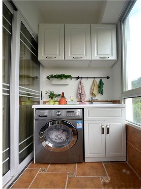 Laundry Room Ideas: An Extra Function for Your Balcony - Unique Balcony & Garden Decoration and Easy DIY Ideas Cloth Drying Ideas, Outdoor Laundry Rooms, Utility Area, Small Washing Machine, Laundry Room Wallpaper, Modern Laundry Rooms, Laundry Design, Indian Home Interior, Kitchen Interior Design Decor