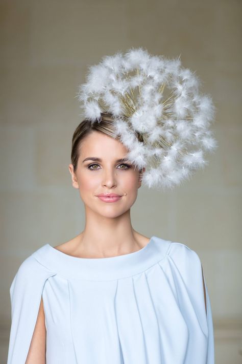 'Make a Wish' dandelion hat, Mark T Burke millinery. Crazy Hat Day, A Dandelion, Crazy Hats, Idee Cosplay, Pola Gelang, Kentucky Derby Hats, Models Makeup, Love Hat, Fascinator Hats