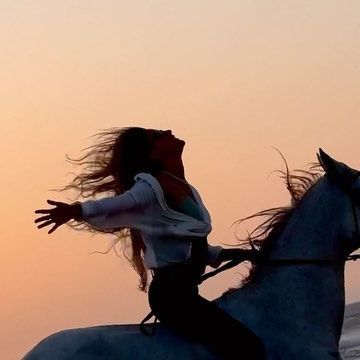 Alexia 🌙 Freedom horse rider on Instagram: "There is no other way to feel this free ✨ Bareback on a horse, sunset time galloping on the beach is the best combo 🐎🤍 This sound feels like Freedom it self was talking to me, I gave her my hand and closed my eyes 😌🪽 —- 📸 : @cheval__essaouira the best team ! 🐎 : Bedine the sweetest ❤️‍🔥🦥 —- #essaouira #horse #cheval #sunset #beach #maroc #morocco #horsepower #horselove" Horse Sunset, Equestrian Aesthetic, Sunset Time, Horse Aesthetic, التصميم الخارجي للمنزل, Horse Life, Horse Photography, Horse Love, Sunset Beach