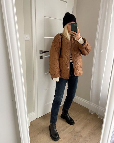 How to wear the quilted jacket Outdoor Style Women, Camel Jacket Outfit, Quilted Coat Outfit, Cream Jacket Outfit, Short Coat Outfit, Beige Jacket Outfit, Quilted Jacket Outfit, Black Jacket Outfit, Coat Outfit Casual