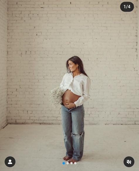 Indoor Maternity Photos, Indoor Maternity Photography, Maternity Shoot Outfit, Studio Maternity Shoot, Maternity Picture Outfits, Maternity Studio Photoshoot, Winter Maternity Photos, Pregnancy Announcement Photoshoot, Studio Maternity Photos