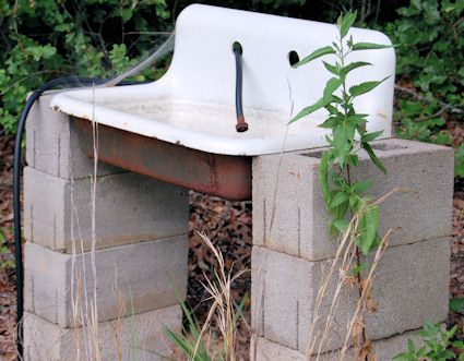 Outdoor garden sink powered by the hose with a drain that goes to the soil---great way to wash off pots you've just planted.  The dirt goes back to the dirt :) Cinder Block Bird Bath, Cinder Block Potting Bench, Door Sink, Upcycled Bathroom, Outdoor Garden Sink, Outside Sink, Outdoor Fireplace Plans, Outdoor Sink, Diy Journaling