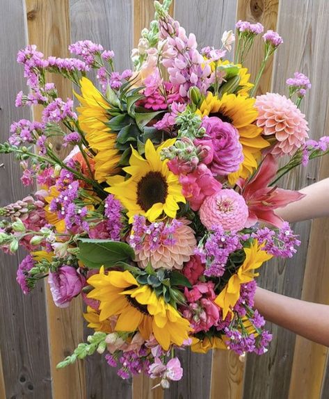 Sunflowers And Pink Flowers, Sunflower And Pink Bouquet, Purple Colour Flowers, Sunflower Wedding Cake, Purple Wedding Cake, Pink Flower Arrangements, Pink Centerpieces, Sunflower Arrangements, Pink Sunflowers