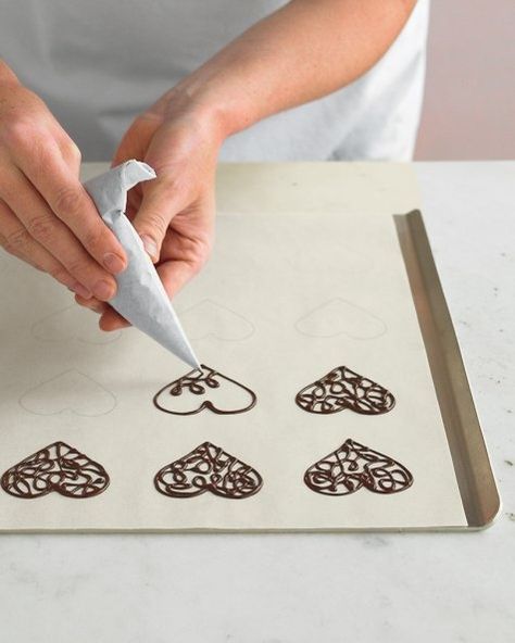 Chocolate Filigree Hearts - How-To tutorial. Decorating cakes and cupcakes Decoration Patisserie, Fondant Cupcake Toppers, Torte Cupcake, Bakery Ideas, Oreo Dessert, Buku Skrap, Chocolate Hearts, Chocolate Decorations, Cupcake Cake