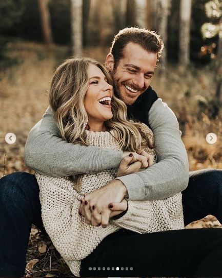 Winter Family Photoshoot, Fall Couple Pictures, Christmas Couple Pictures, Fall Couple Photos, Fall Engagement Pictures, Cute Engagement Photos, Couple Engagement Pictures, Winter Photoshoot, Engagement Photos Fall