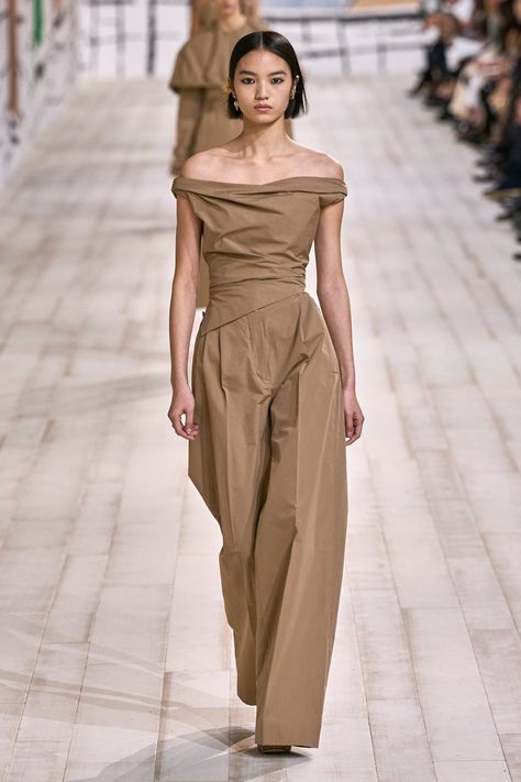 Spring 2024 Runway Trends, Spring Collection 2024, Ss25 Fashion Trends, Trousers Runway, Off Shoulder Top Outfit, Elevated Workwear, Neutrals Outfit, Dior 2024, 2024 Couture