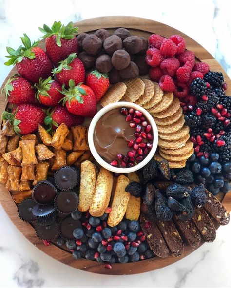 Easy Dessert Board - Ain't Too Proud To Meg Dessert Platter Ideas, Dessert Boards, Grazing Platter, Fest Mad, Dessert Board, Starry Eyes, Dessert Platter, Charcuterie Inspiration, Party Food Platters