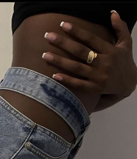 Nails For Dark Hands, Minimalist Nails Dark Skin, Black Woman Nails Aesthetic, Black Women Manicure, Black Woman Nails Dark Skin, Short Cute Nails Black Women Brown, Simplistic Nails, Nails On Black Skin, Nails For Black Women