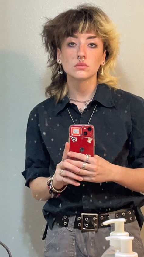 Long Mullet Straight Hair, Dyke Hair, Nonbinary Hair, Non Binary Haircuts, Queer Hair, Rock Hairstyles, Modern Mullet, Hair Inspiration Short, Aesthetic People