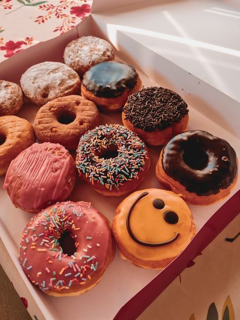 Sweet Food Asthetic Picture, Donut Astetic, Food Asthetics Photos, Yummy Food Pictures Aesthetic, Aesthetic Dessert Pictures, Aesthetic Donut Pictures, Coffee And Donuts Pictures, Good Food Pictures, Donut Shop Aesthetic