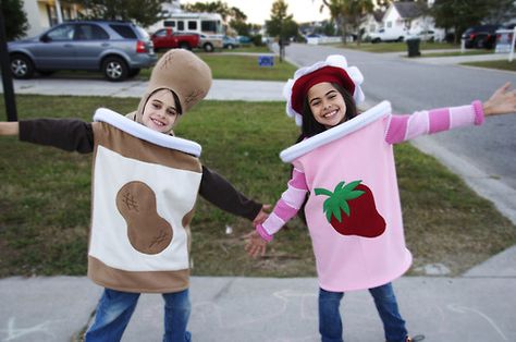 Peanut butter and jelly kids costumes. This is ridiculously cute. XD Peanut Butter And Jelly Costume, Gravity Falls Costumes, Butter Costume, Mabel And Dipper, Gay Halloween, Fall Facts, Gravity Falls Cosplay, Mlp Cosplay, Dipper Y Mabel