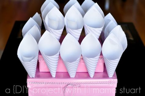 diy food cones and stand Food Cones, Popcorn Cones, Kids Lemonade Stands, Popcorn Holder, Kids Lemonade, Popcorn Stand, Diy Popcorn, Cones Diy, Recuerdos Primera Comunion Ideas