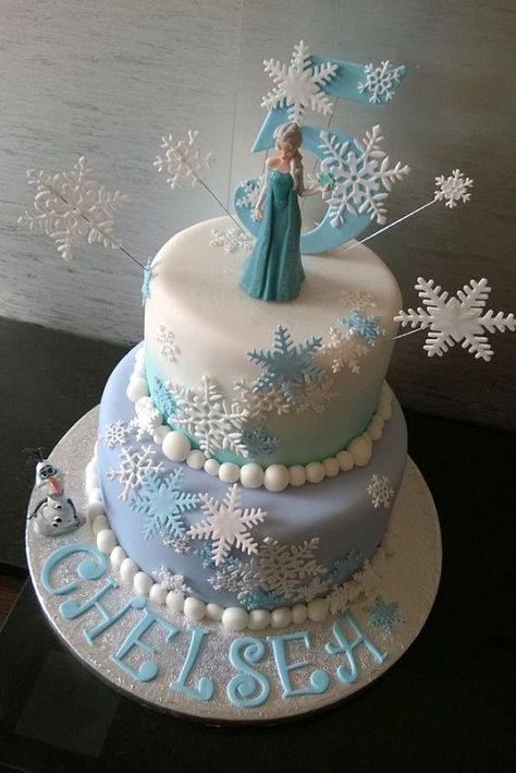 Olaf Looking at Elsa Frozen Birthday Cake Elsa Torte, Elsa Birthday Cake, Pastel Frozen, Frozen Birthday Party Cake, Disney Frozen Cake, Bolo Frozen, Frozen Theme Cake, Elsa Cakes, Decoration Patisserie