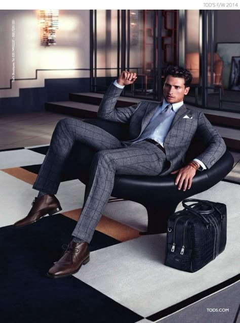 Tom Warren Models Sharp Shoes for Tods Fall/Winter 2014 Ad Campaign image Tods Shoes Fall Winter 2014 Ad Campaign Tom Warren 002 800x1079 Dandy Fashion, A Man In A Suit, Man In A Suit, Tods Shoes, Men In Suits, Tie Shirt, Classic Suit, Cooler Look, Sharp Dressed Man