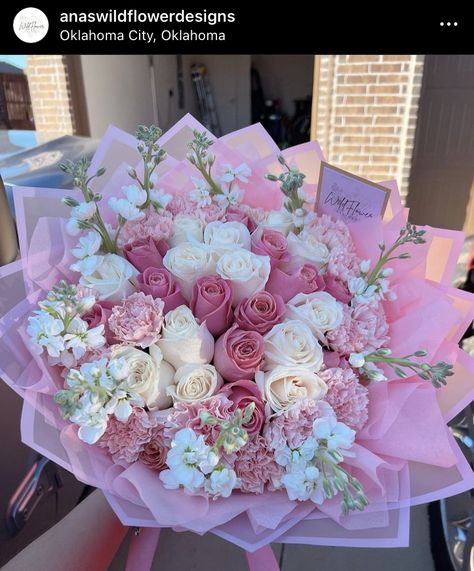 Birthday Bouquet Flowers Roses, Flowers Bouquet Business, 30 Flowers Bouquet, 18th Birthday Bouquet Ideas, Pink Graduation Bouquet, Rose Bouquet Arrangement, Flower Bouquet Anniversary, Mom Flower Bouquet, Best Friend Bouquet