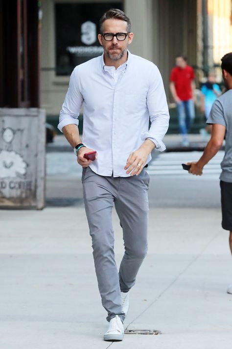 GRAY DAY Gossip Girls, Oxford Shirt Outfit, Ryan Reynolds Style, Grey Chinos Men, Chinos Men Outfit, Hemsworth Chris, White Oxford Shirt, Shirt Outfit Men, Minimalist Fashion Men