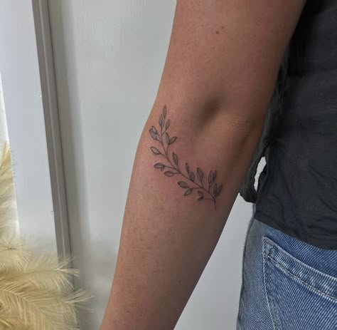 Leaf Elbow Tattoo, Curved Leaf Tattoo, Small Greenery Tattoo, Vine Elbow Tattoo, Tattoos Around Elbow, Fine Line Elbow Tattoo, Outside Elbow Tattoo, Tattoo On Back Of Elbow, Wrap Around Elbow Tattoo